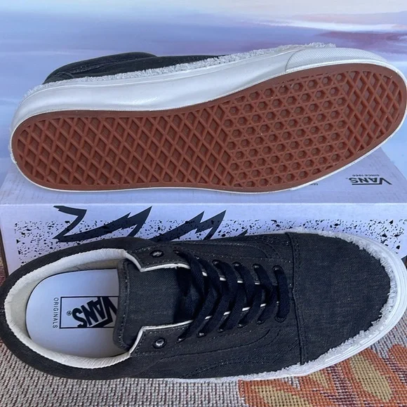 Vans Men’s 0g Old Skool Low
Raw Edge Black
VN0A5FBEBLK
Sneakers - Picture 2 of 16